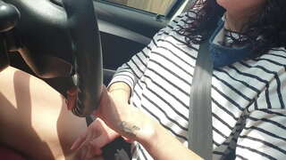 לוקח ציבורית נסיעה ברכב תוך כדי משחק עם כוס קטן