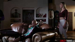 Бабе Гиллиан Джэнсон клече на колена и отсосала велики пенис, а после је уживала тешко трахом у пичку