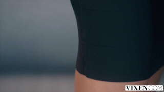 VIXEN Atrevida gata seduz chefe VIXEN Atrevida gata seduz chefe