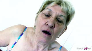 Дуже стара бабуся Габі займається сексом з молодим хлопцем з великим членом-монстром