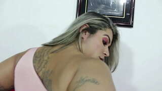 Велика задниця латинки