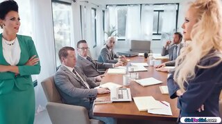 Sisate milf poslovne zene oči u oči tokom boardmeeting.Drugi biznismena idi što brže mogu.Konačno milf-ice imaju sobu za sebe i početi ljubiti i ližu međusobno Sisate milf poslovne zene oči u oči tokom boardmeeting.Drugi biznismena idi što brže mogu.Konačno milf-ice imaju sobu za sebe i početi ljubiti i ližu međusobno