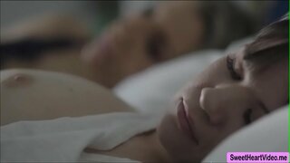 Alison Rey je s Ashley Požiarov a ich teší, lízanie ich mačička