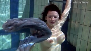 Плутајући бабе Ваљак скинуте голе у базену