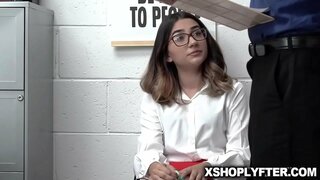 Keli je jebena na kancelarijskom stolu