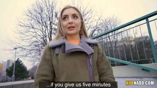 Caty चुंबन येथे FakeHub