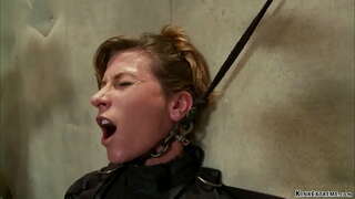 Fastspänd brunett MILF slav Ariel X fästs på lysande tabell därefter kedjade blir analt knullad med en dildo på en pinne i händerna på master-Orlando