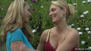 ���ំ tits នៅលើស្ត្រីស្រឡាញ់ស្ត្រីផ្លិច