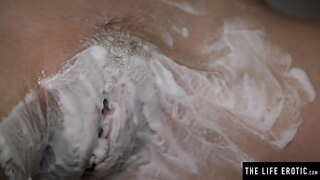 Khangela wakhe omkhulu boobs jiggle njengoko yena shaves yakhe hairy pussy kwaye masturbates